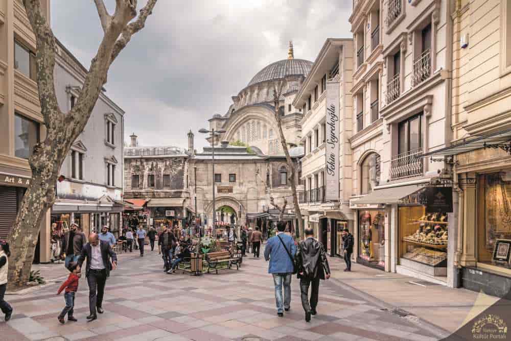 اين يقع السوق المسقوف في اسطنبول؟